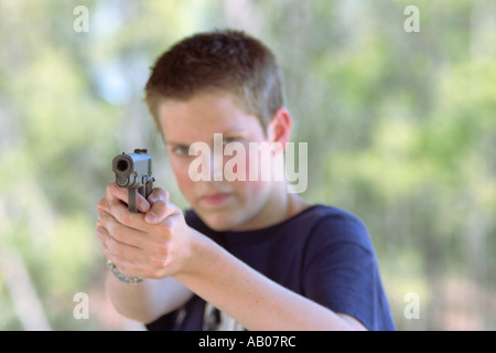 Der Teenager zielt auf eine Handfeuerwaffe im Kaliber 45 während des Zielübungsvorgangs auf den Schießstand außerhalb von Ocala Florida USA Stockfoto