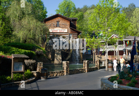 Besucher des Parks zu Fuß vorbei Grist Mill im Themenpark Dollywood in Pigeon Forge, Tennessee, USA Stockfoto