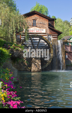 Wasser angetriebene arbeiten Grist Mill im Themenpark Dollywood in Pigeon Forge, Tennessee, USA Stockfoto