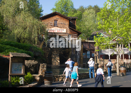 Parkgäste fotografieren die funktionierende Grist Mill im Freizeitpark Dollywood in Pigeon Forge, Tennessee, USA Stockfoto