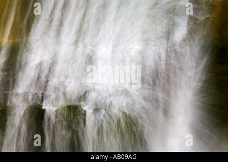 Abstrakte Sicht von West Burton Wasserfall in Wensleydale Yorkshire Dales National Park North Yorkshire England Stockfoto