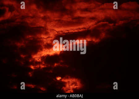 Dramatische roter Morgenhimmel Stockfoto