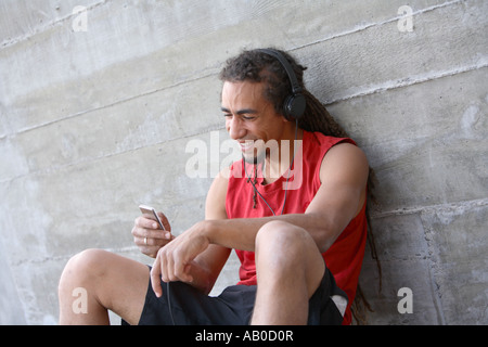 Junger Mann mit Dreadlocks, Musik hören Stockfoto