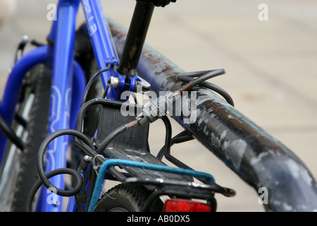 Fahrrad-Kombination anti-Dieb Schloss im Einsatz. Stockfoto