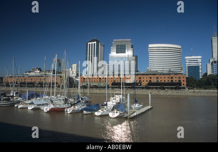 Marina und Wolkenkratzer, Puerto Madero, Buenos Aires, Argentinien Stockfoto