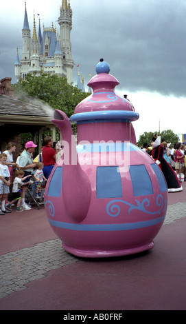 Teekanne aus der Mad Hatter Tea-Party in der wichtigsten Streetparade im Disney Magic Kingdom in Florida. Stockfoto