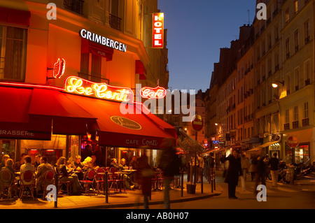 Straßencafé in der Nacht an der Ecke der Rue de Buci Rue de l Ancienne Comedie St Germain des Pres-Rive Gauche-Paris Frankreich Stockfoto