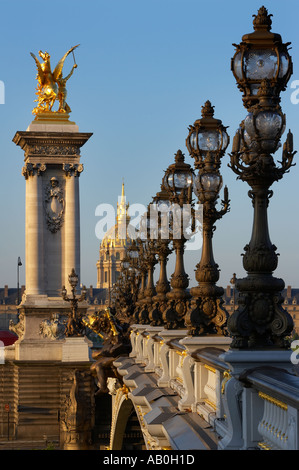 Pont Alexandre III Brücke über den Fluss Seine mit Hotel Les Invalides über Paris Frankreich Stockfoto