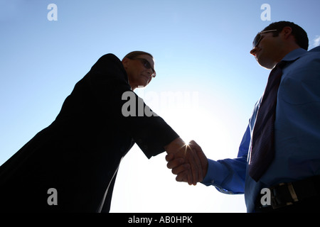 Geschäftsfrau und Geschäftsmann Händeschütteln Stockfoto