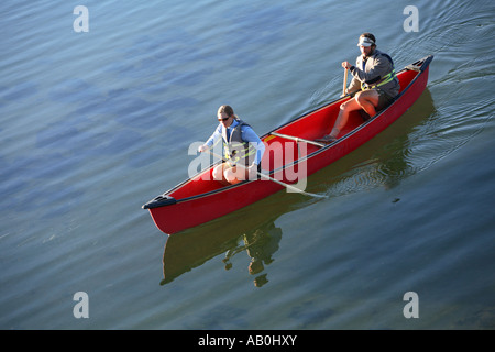 Paar Paddel Kanu auf See Stockfoto