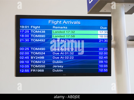 Flug Ankunft elektronischen schwarzen Brett auf einem kleinen Flughafen in Großbritannien Stockfoto