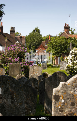 Friedhof der St. James Shere im Dorf Shere in Surrey, England, UK Stockfoto