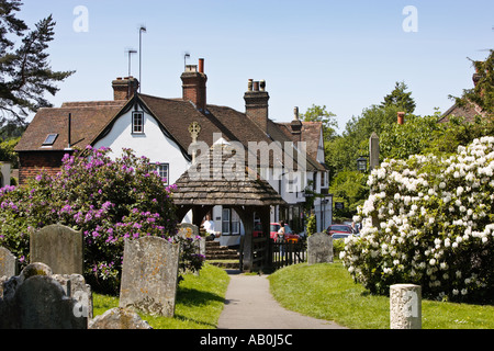 Dorf von Shere aus dem Kirchhof von St. James, Shere, Surrey, England, UK Stockfoto