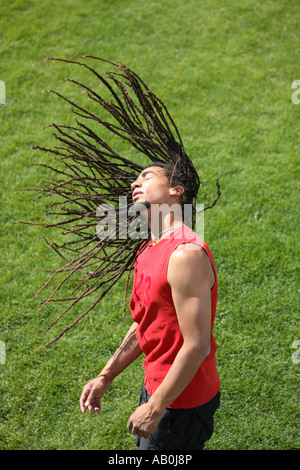 Mann mit seinen Dreadlocks fliegen in der Luft Stockfoto