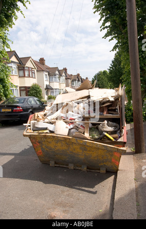 Überspringen Sie in der Straße voller Müll außerhalb privaten Wohnungsbau Chingford North East London UK Stockfoto