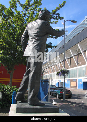 Ipswich Stadt der Grafschaft Suffolk-Statue von Sir Bobby Robson formal Manager von Ipswich Town Football club vor Club Stockfoto