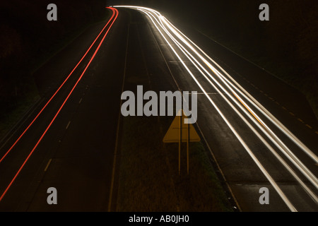 Straße in der Nacht zeigt Autolichter durch Stockfoto