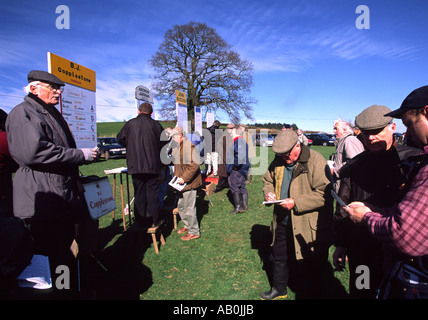 Männer, die Wetten und Buchmacher auf einer Punkt-zu-Punkt-treffen in Devon England Stockfoto