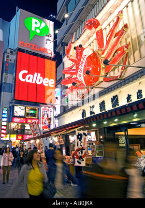 Große Krabben außerhalb Fischrestaurant in Dotonbori Bereich von Osaka Japan 2005 Stockfoto