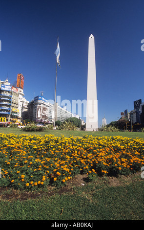 Der Obelisk/El Obelisco und die zentrale Avenida 9 de Julio Avenue im Sommer, Buenos Aires, Argentinien Stockfoto