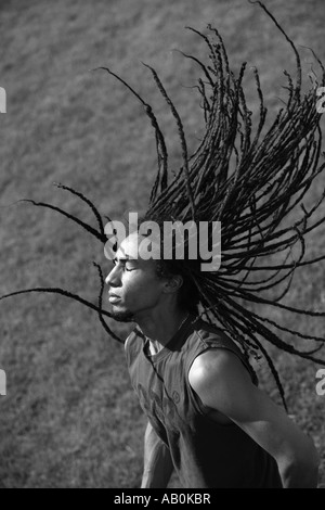 Mann mit Dreadlocks, die fliegen in der Luft tanzen Stockfoto