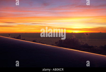 Sonnenaufgang über Sri Lanka (Ceylon) während der letzten Annäherung (Luft), Colombo LK Stockfoto