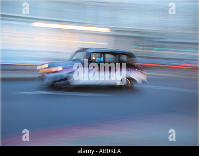 London-Taxi mit Geschwindigkeit in der Abenddämmerung Stockfoto