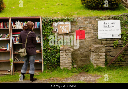 Open-Air-Ehrlichkeit-Buchhandlung am Heu Burg Hay on Wye Powys Wales UK Stockfoto