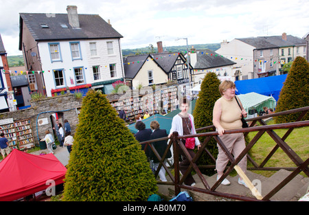 Blick über die freien Ehrlichkeit Buchhandlung am Heu Burg Hay on Wye Powys Wales UK während der jährlichen Buchausstellung Stockfoto