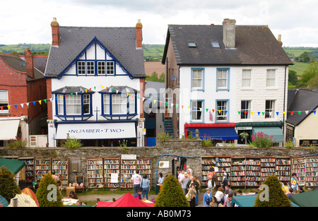 Blick über die freien Ehrlichkeit Buchhandlung auf Heu-Burg während der jährlichen Buchausstellung Hay on Wye Powys Wales UK Stockfoto