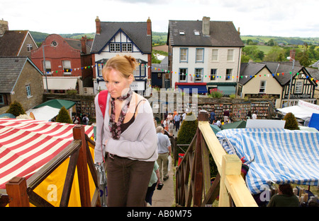 Blick über die freien Ehrlichkeit Buchhandlung am Heu Burg Hay on Wye Powys Wales UK während der jährlichen Buchausstellung Stockfoto