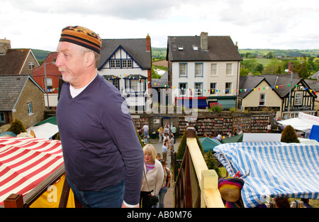 Blick über die freien Ehrlichkeit Buchhandlung am Heu Burg Hay on Wye Powys Wales UK während der jährlichen Buchausstellung Stockfoto