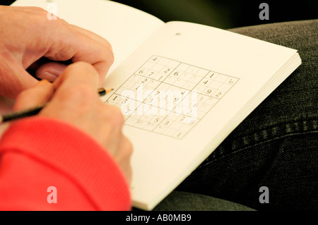 Person, die Zahl-Spiele SUDOKU zu spielen Stockfoto