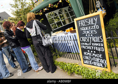 Zeichen Werbung Essen außerhalb Straßencafé bei Hay on Wye Powys Wales UK Stockfoto