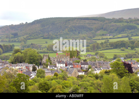 Blick über Buchstadt Hay on Wye Powys Wales UK in Richtung bewaldeten Hügel hinter der Stadt Stockfoto