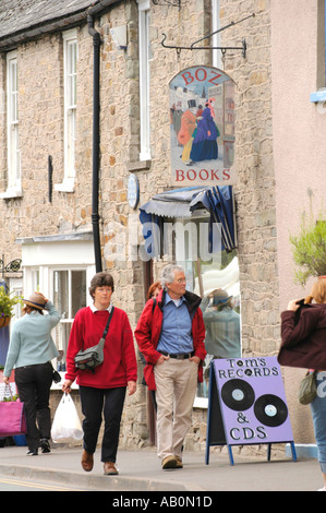 Menschen Spaziergang vorbei an Buchhandlung im Zentrum von Heu auf Wye Powys Wales UK Stockfoto