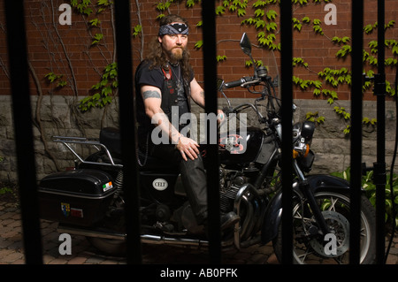 Bandana Motorradfahrer, schwarze Lederjacke und Tattoos Stockfoto