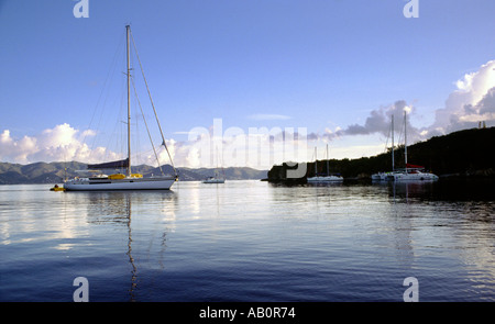 Dawn mit Yachten verankert in Manchioneel Bay Cooper Island. Tortola ist im Hintergrund Stockfoto