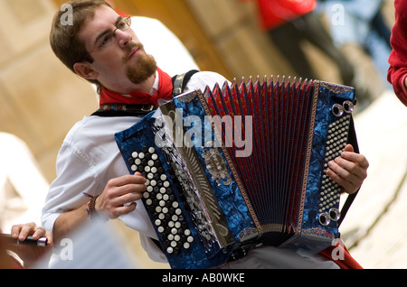 Ein Akkordeon-Spieler bei der Fiesta de San Fermin, Pamplona, Navarra, Spanien. Stockfoto