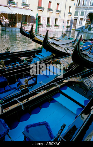 Gondeln festgemacht an einem Kanal in der Nähe von St. Marks Platz Venedig Stockfoto