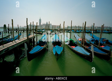 Gondeln festgemacht am Canal Grande in der Nähe von St. Marks Platz Venedig Stockfoto