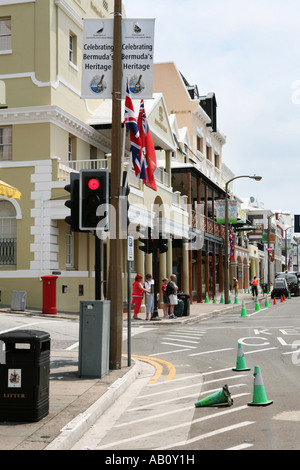 Stadtzentrum in Hamilton Hauptstadt von Bermuda mit typisch britischen Ampel an einem sonnigen Tag Stockfoto