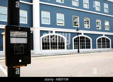 Stadtzentrum in Hamilton Hauptstadt von Bermuda mit typisch britischen Ampel an einem sonnigen Tag Stockfoto