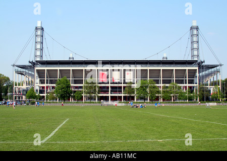 Fußball-Spieler vor Köln Fußball Stadion Rhein Energie Stadion Muengersdorf Nordrhein-Westfalen-Deutschland Stockfoto