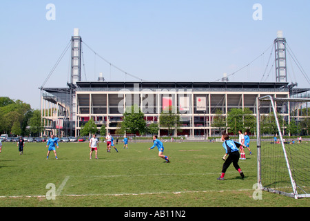 Fußball-Spieler vor Köln Fußball Stadion Rhein Energie Stadion Muengersdorf Nordrhein-Westfalen-Deutschland Stockfoto