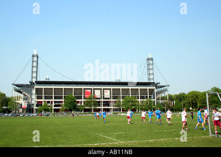 Fußball-Spieler vor Köln Fußball Stadion Rhein Energie Stadion Muengersdorf Nordrhein-Westfalen-Deutschland Stockfoto