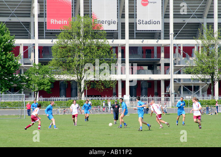 Fußball-Spieler vor Köln Fußball Stadion Rhein Energie Stadion Muengersdorf Nordrhein-Westfalen-Deutschland Stockfoto