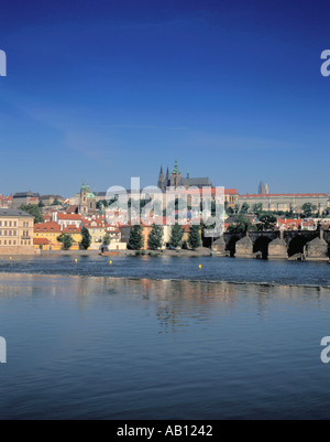 Schöne Aussicht auf die Burg und die St.-Veits-Dom über Moldau und Karlsbrücke, Prag, Tschechische Republik gesehen. Stockfoto