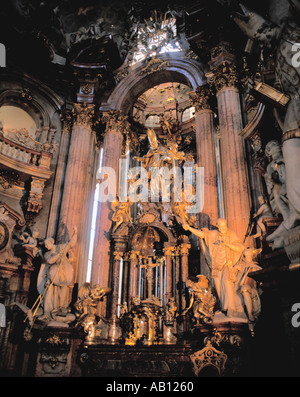 Schöne barocke Hauptaltar der Kirche des Heiligen Nikolaus, wenig Viertelquadrat, Prag, Tschechische Republik. Stockfoto
