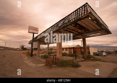 Verlassene Tankstelle auf Route 178, Trona, Kalifornien, USA (April 2007) Stockfoto